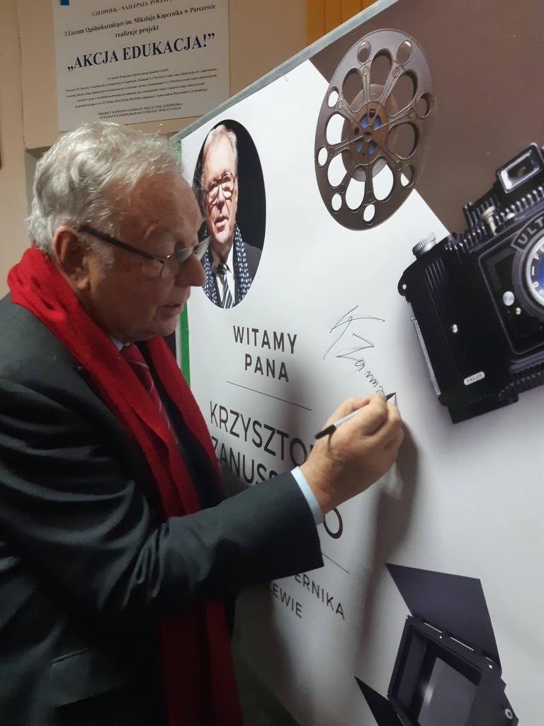 Reżyser Krzysztof Zanussi podpisuje plakat